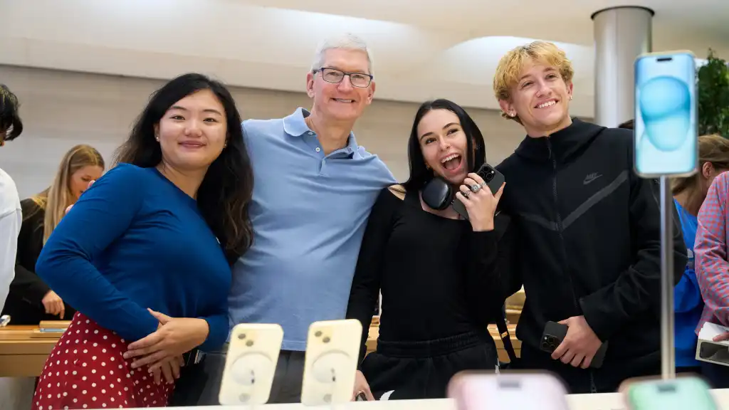 news/id3008/Apple-5th-Ave-New-York-customers-with-Tim-Cook-230922.png